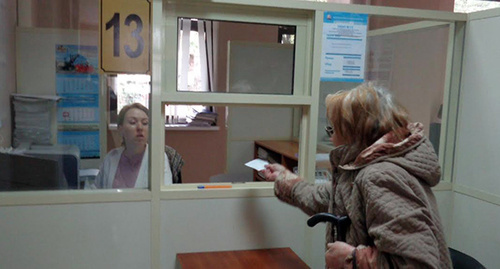 Женщина на приём в Пенсионном фонде. Фото Светланы Кравченко для "Кавказского узла" Женщина на приём в Пенсионном фонде. Фото Светланы Кравченко для "Кавказского узла"