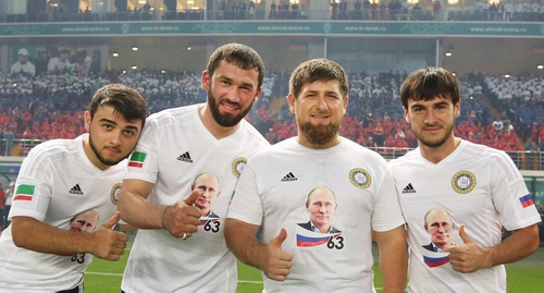 Председатель парламента Чечни Магомед Даудов (второй слева), глава Чечни Рамзан Кадыров и другие члены любительской футбольной команды "Лидер-63". Фото: http://fc-terek.ru/118/#_611,6301 Председатель парламента Чечни Магомед Даудов (второй слева), глава Чечни Рамзан Кадыров и другие члены любительской футбольной команды "Лидер-63". Фото: http://fc-terek.ru/118/#_611,6301