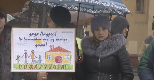 Пикет жителей домов по улице Автотранспортная. Волгоград, 25 марта 2016 год. Фото: скриншот видеозаписи, размещенной в Youtube пользователем "Студия Высота102" Пикет жителей домов по улице Автотранспортная. Волгоград, 25 марта 2016 год. Фото: скриншот видеозаписи, размещенной в Youtube пользователем "Студия Высота102"