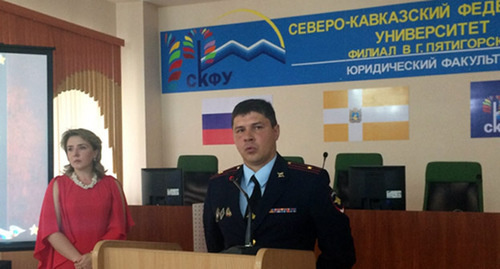 Встреча сотрудников полиции и студентов Северо-Кавказского университета. Фото: http://news.1777.ru/22641-policeyskie-skfo-vstretilis-so-studentami-severo-kavkazskogo-universiteta.html Встреча сотрудников полиции и студентов Северо-Кавказского университета. Фото: http://news.1777.ru/22641-policeyskie-skfo-vstretilis-so-studentami-severo-kavkazskogo-universiteta.html
