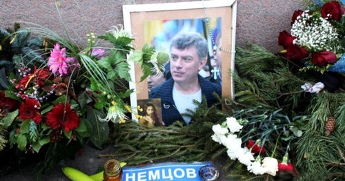 Место убийства Бориса Немцова на Большом Москворецком мосту в Москве. Февраль 2016 г. Фото: Mumin Shakirov (RFE/RL) Место убийства Бориса Немцова на Большом Москворецком мосту в Москве. Февраль 2016 г. Фото: Mumin Shakirov (RFE/RL)