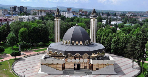 Соборная мечеть в Нальчике. Фото http://www.kbrdum.ru/ Соборная мечеть в Нальчике. Фото http://www.kbrdum.ru/