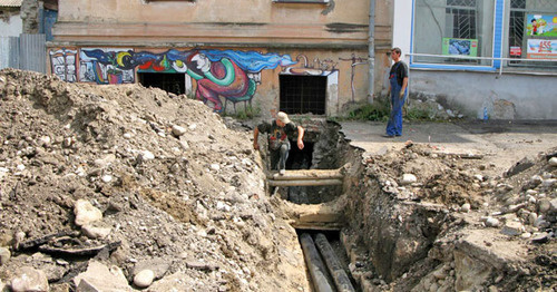На улице Кабардинской работы проводит МУП "Управляющая компания "Водоканал". Нальчик, КБР. Фото http://kbrria.ru/ На улице Кабардинской работы проводит МУП "Управляющая компания "Водоканал". Нальчик, КБР. Фото http://kbrria.ru/
