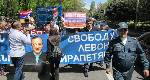 Акция в поддержку Левона Айрапетяна, Ереван, 19.04.2016. Фото Тиграна Петросяна для "Кавказского узла" Акция в поддержку Левона Айрапетяна, Ереван, 19.04.2016. Фото Тиграна Петросяна для "Кавказского узла"