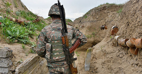 Военнослужащий на боевом посту на линии соприкосновения армии Нагорного Карабаха и Азербайджана на мартунинском направлении. Апрель 2016 г. Фото: © PAN Photo / Karo Sahakyan Военнослужащий на боевом посту на линии соприкосновения армии Нагорного Карабаха и Азербайджана на мартунинском направлении. Апрель 2016 г. Фото: © PAN Photo / Karo Sahakyan