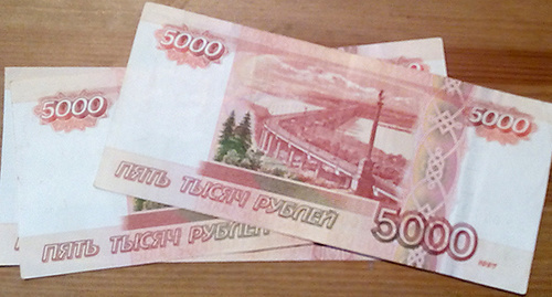 Купюры номиналом 5000 рублей. Фото Нины Тумановой для "Кавказского узла" Купюры номиналом 5000 рублей. Фото Нины Тумановой для "Кавказского узла"