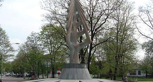 Памятник адыгам — жертвам Кавказской войны в Нальчике. Фото: http://mkkbr.ru/?p=1385 Памятник адыгам — жертвам Кавказской войны в Нальчике. Фото: http://mkkbr.ru/?p=1385
