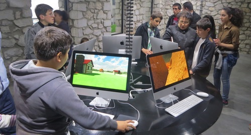 На выставке представлены работы студентов по 3D-моделированию, робототехнике, фотографии, графическому дизайну. Фото Алвард Григорян для "Кавказского узла". На выставке представлены работы студентов по 3D-моделированию, робототехнике, фотографии, графическому дизайну. Фото Алвард Григорян для "Кавказского узла".