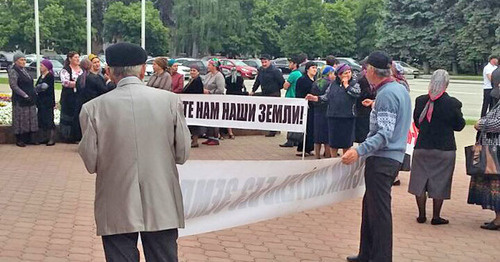 Пикет жителей села Таллык Прикубанского района Карачаево-Черкесии с требованиями передать в их собственность земли сельхозназначения . Черкесск, 23 мая 2016 г. Фото Аси Капаевой для "Кавказского узла" Пикет жителей села Таллык Прикубанского района Карачаево-Черкесии с требованиями передать в их собственность земли сельхозназначения . Черкесск, 23 мая 2016 г. Фото Аси Капаевой для "Кавказского узла"
