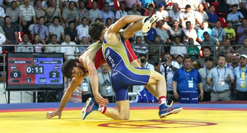 Поединок борцов на чемпионате по борьбе в Якутске  http://news.ykt.ru/article/39061?qf=12311021&qs=59882647