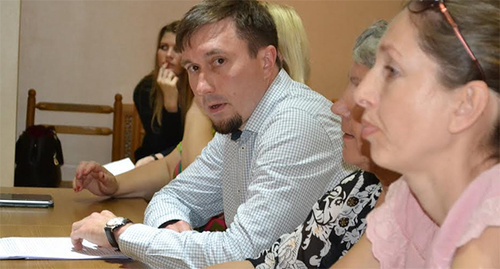 Встреча дольщиков с администрацией города и прокурорами. Фото Светланы Кравченко для "Кавказского узла" Встреча дольщиков с администрацией города и прокурорами. Фото Светланы Кравченко для "Кавказского узла"