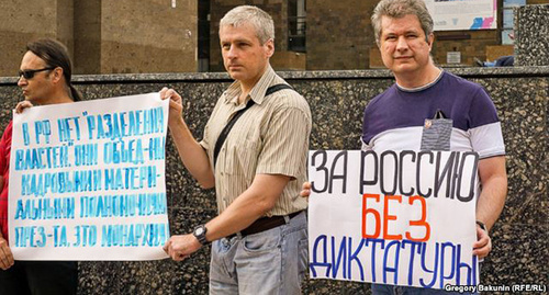 Участники акции "За Россию без диктатуры"в Ростове-на-Дону 14.06.2016. Фото: Георгий Бакунин, http://www.svoboda.org/content/article/27795523.html Участники акции "За Россию без диктатуры"в Ростове-на-Дону 14.06.2016. Фото: Георгий Бакунин, http://www.svoboda.org/content/article/27795523.html
