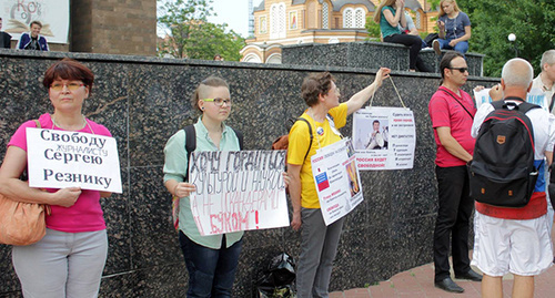 Участники пикета в Ростове-на-Дону 13.06.16 был пикет против диктатуры власти. Фото: страница FB Аhttps://www.facebook.com/permalink.php?story_fbid=250932201945983&id=100010876155468&pnref=story Участники пикета в Ростове-на-Дону 13.06.16 был пикет против диктатуры власти. Фото: страница FB Аhttps://www.facebook.com/permalink.php?story_fbid=250932201945983&id=100010876155468&pnref=story