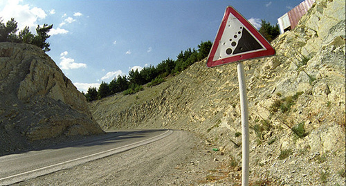 Дорога в горах. Фото: http://pda.fedpress.ru/news/econom/train/v-ates-2012-brosili-pervyi-kamen Дорога в горах. Фото: http://pda.fedpress.ru/news/econom/train/v-ates-2012-brosili-pervyi-kamen