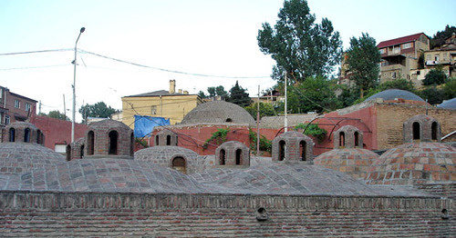 Серные бани в Тбилиси. Фото: В. Несторович https://ru.wikipedia.org/ Серные бани в Тбилиси. Фото: В. Несторович https://ru.wikipedia.org/