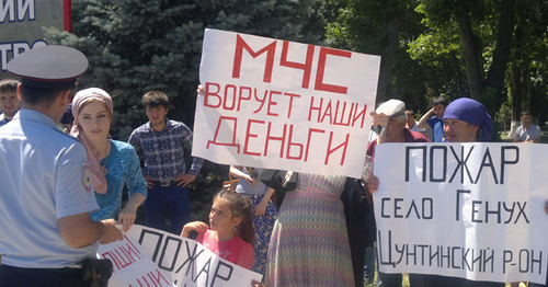Погорельцы из Цунтинского района на митинге в Махачкале потребовали компенсаций. 27 июня 2016 г. Фото Мурада Мурадова для "Кавказского узла" Погорельцы из Цунтинского района на митинге в Махачкале потребовали компенсаций. 27 июня 2016 г. Фото Мурада Мурадова для "Кавказского узла"