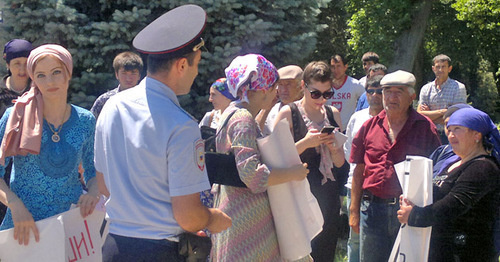 Участники акции в Махачкале. 27 июня 2016 г. Фото Мурада Мурадова для "Кавказского узла" Участники акции в Махачкале. 27 июня 2016 г. Фото Мурада Мурадова для "Кавказского узла"
