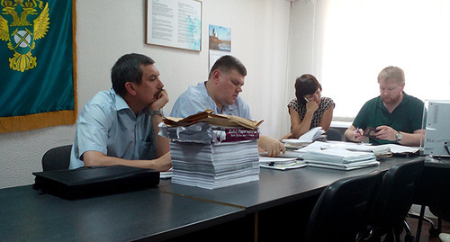 Представители комитета транспорта и дорожного хозяйства Волгоградской области и УФАС. Фото Татьяны Филимоновой для "Кавказского узла" Представители комитета транспорта и дорожного хозяйства Волгоградской области и УФАС. Фото Татьяны Филимоновой для "Кавказского узла"