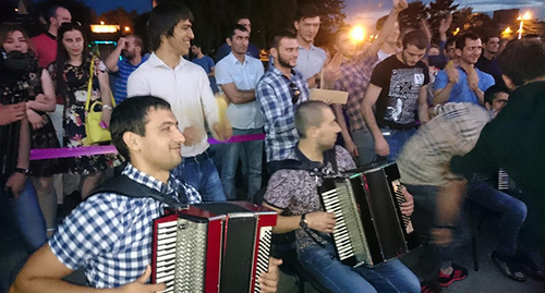 Участники Адыгэ Джэгу в центре Нальчика. Фото Луизы Оразаевой для "Кавказского узла" Участники Адыгэ Джэгу в центре Нальчика. Фото Луизы Оразаевой для "Кавказского узла"
