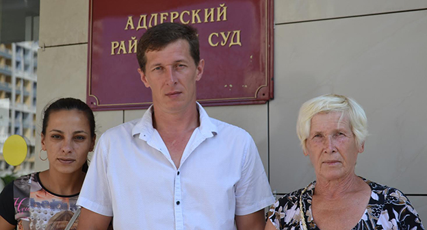  Семья Савельевых у входа в суд. Фото Светланы Кравчнеко для "Кавказского узла"