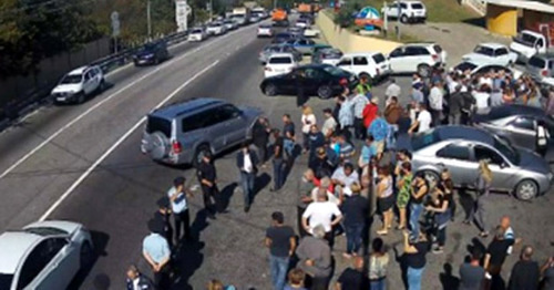 Акция протеста автомобилистов. Сочи, 5 октября 2016 г. Фото http://www.pereslavl.ru/news/world/501403.htm Акция протеста автомобилистов. Сочи, 5 октября 2016 г. Фото http://www.pereslavl.ru/news/world/501403.htm