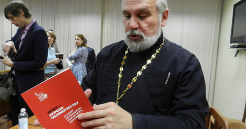 председатель комиссии старший священник местной религиозной организации "Приход храма Иоанна Предтечи Волгограда", протоиерей Олег Кириченко показывает брошюру. Волгоградская область, 31 октября 2016 г. Фото Татьяны Филимоновой для "Кавказского узла" председатель комиссии старший священник местной религиозной организации "Приход храма Иоанна Предтечи Волгограда", протоиерей Олег Кириченко показывает брошюру. Волгоградская область, 31 октября 2016 г. Фото Татьяны Филимоновой для "Кавказского узла"