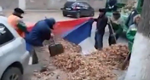 Использование дворниками российского флага для уборки листвы. Фото: http://bloknot-volgograd.ru/news/v-volgograde-politsiya-ne-uvidela-prestupleniya-v--793344 Использование дворниками российского флага для уборки листвы. Фото: http://bloknot-volgograd.ru/news/v-volgograde-politsiya-ne-uvidela-prestupleniya-v--793344