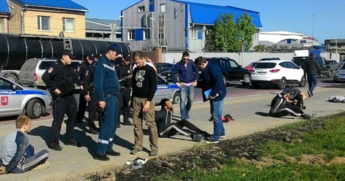 Полиция на месте драки. 14 мая 2016 г. Фото http://bloknot.ru/chp/po-delu-o-massovom-poboishhe-zaderzhany-politsejskij-i-by-vshij-direktor-kladbishha-v-moskve-437202.html