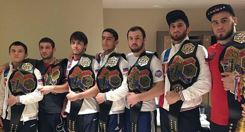 Дагестанцы, представлявшие сборную России по ММА Фото http://www.riadagestan.ru/news/sports/dagestanskie_boytsy_zavoevali_vse_zolotye_medali_ofitsialnogo_chempionata_mira_po_mma/ Дагестанцы, представлявшие сборную России по ММА Фото http://www.riadagestan.ru/news/sports/dagestanskie_boytsy_zavoevali_vse_zolotye_medali_ofitsialnogo_chempionata_mira_po_mma/