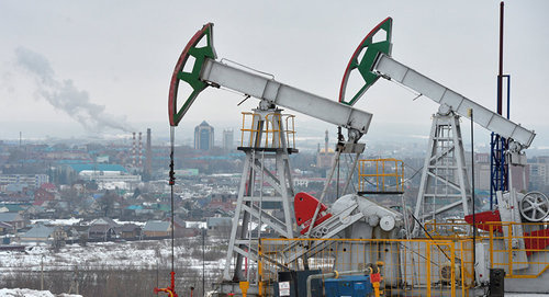 Добыча нефти. Фото © Sputnik / Maksim Bogodvid
http://ru.sputnik.az/economy/20161210/408041502/azerbaydjan-qotov-sokratit-dobicu-na-35-tis-barreley-v-den.html