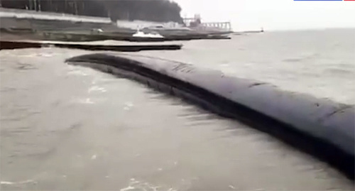 Десятиметровый коллектор прибило к берегу Сочи. Фото: стоп-кадр видео "Десятиметровый коллектор прибило к берегу Сочи." https://www.youtube.com/watch?v=KtYNpQ6-sgY Десятиметровый коллектор прибило к берегу Сочи. Фото: стоп-кадр видео "Десятиметровый коллектор прибило к берегу Сочи." https://www.youtube.com/watch?v=KtYNpQ6-sgY