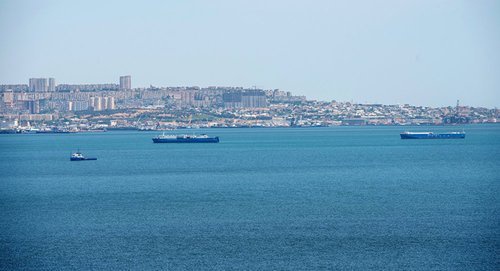 Корабли в акватории Бакиснкйо бухты. Фото © Sputnik / Murad Orujov
 http://ru.sputnik.az/incidents/20161216/408112387/beregovaja-linija-vizualnyj-osmotr-poiski.html