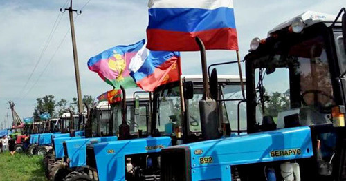 Техника участников "тракторного марша". Август 2016 г. Фото: RFE/RL