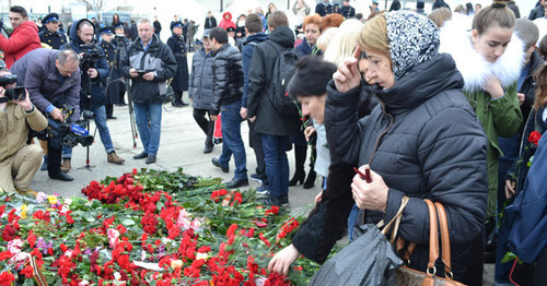 Участники траурного митинга возложили траурные венки и цветы на кромку морского мола. Сочи, 27 декабря 2016 г. Фото Светланы Кравченко для "Кавказского узла" Участники траурного митинга возложили траурные венки и цветы на кромку морского мола. Сочи, 27 декабря 2016 г. Фото Светланы Кравченко для "Кавказского узла"