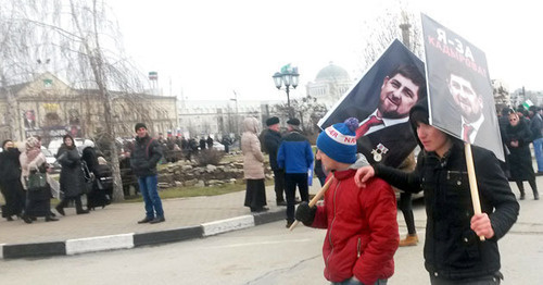 Молодые люди несут портреты Кадырова на митинге в его поддержку. Грозный, 22 января 2016 года. Фото корреспондента "Кавказского узла". Молодые люди несут портреты Кадырова на митинге в его поддержку. Грозный, 22 января 2016 года. Фото корреспондента "Кавказского узла".