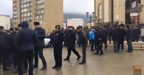 Сход в Махачкале. Скриншот с видео https://www.youtube.com/watch?v=lonrmuMyTfs Сход в Махачкале. Скриншот с видео https://www.youtube.com/watch?v=lonrmuMyTfs