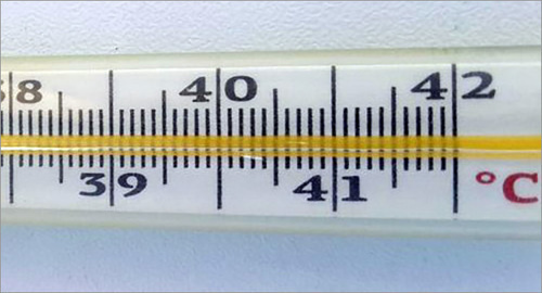 Показания градусника. Фото http://07kbr.ru/2017/01/24/gonkongskij-gripp-kak-opredelit-zabolevanie-simptomy-lechenie-i-mery-profilaktiki/