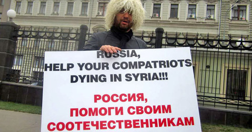 Черкесский активист с плакатом в одиночном пикете. Фото: RFE/RL Черкесский активист с плакатом в одиночном пикете. Фото: RFE/RL
