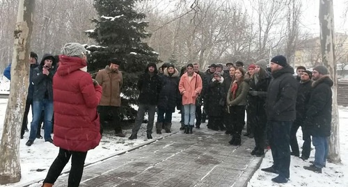 Участники акции в Махачкале против строительства музея в парке. 29 января 2017 года, Махачкала. Фото Тимура Исаева для "Кавказского узла". Участники акции в Махачкале против строительства музея в парке. 29 января 2017 года, Махачкала. Фото Тимура Исаева для "Кавказского узла".
