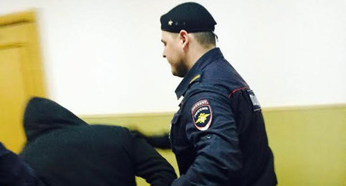 Конвоирование обвиняемого по делу об убийстве Б. Немцова в зал суда. Фото Юлии Буславской для "Кавказского узла" Конвоирование обвиняемого по делу об убийстве Б. Немцова в зал суда. Фото Юлии Буславской для "Кавказского узла"