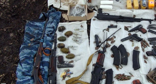 Тайник с оружием . Фото http://nac.gov.ru/kontrterroristicheskie-operacii/v-kbr-obnaruzhen-krupnyy-taynik-s-oruzhiem-i.html Тайник с оружием . Фото http://nac.gov.ru/kontrterroristicheskie-operacii/v-kbr-obnaruzhen-krupnyy-taynik-s-oruzhiem-i.html