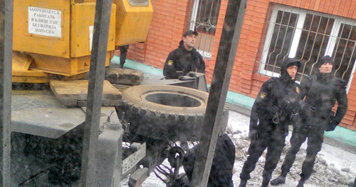 Неизвестные лица в сопровождении сотрудников силовых и правоохранительных структур пытаются захватить принадлежащее расположенному в городе Прохладный предприятию "Орех" имущество. 9 февраля 2017 г. Фото предоставлено очевидцем для "Кавказского узла" Неизвестные лица в сопровождении сотрудников силовых и правоохранительных структур пытаются захватить принадлежащее расположенному в городе Прохладный предприятию "Орех" имущество. 9 февраля 2017 г. Фото предоставлено очевидцем для "Кавказского узла"