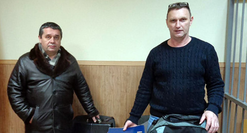 Сергей Фетисов (справа) с адвокатом Михаилом Охрименко в зале суда. Фото Светланы Кравченко для "Кавказского узла" Сергей Фетисов (справа) с адвокатом Михаилом Охрименко в зале суда. Фото Светланы Кравченко для "Кавказского узла"
