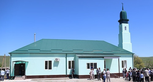 Мечеть в ингушском селении Аки-Юрт. Фото: http://www.ingushetia.ru/news/018628/ Мечеть в ингушском селении Аки-Юрт. Фото: http://www.ingushetia.ru/news/018628/