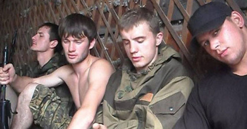 Банда "Приморские партизаны". Справа - брат Алексея Сладких, Александр Сладких. Кадр из видео пользователя http://www.kirovsky-dv.ru/ в www.youtube.com Банда "Приморские партизаны". Справа - брат Алексея Сладких, Александр Сладких. Кадр из видео пользователя http://www.kirovsky-dv.ru/ в www.youtube.com