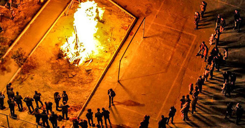 Одним из основных атрибутов Новруз-байрама является костер. Фото Азиза Каримова для "Кавказского узла" Одним из основных атрибутов Новруз-байрама является костер. Фото Азиза Каримова для "Кавказского узла"