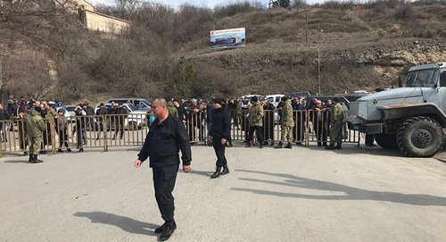 Сотрудники МВД около здания ВС Осетии. Фото © Sputnik / Нарек Ордян
http://sputnik-ossetia.ru/South_Ossetia/20170313/3832260.html