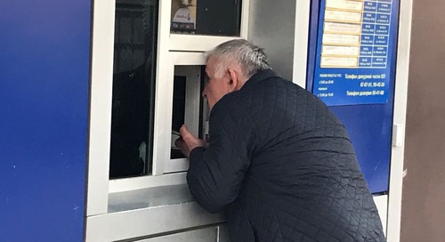 Отец одного из задержанных просит дежурного РОВД отпустить его 19-летнего сына и 17-летнего племянника. Махачкала, 26 марта 2017 года. Фото Патимат Махмудовой для "Кавказского узла" Отец одного из задержанных просит дежурного РОВД отпустить его 19-летнего сына и 17-летнего племянника. Махачкала, 26 марта 2017 года. Фото Патимат Махмудовой для "Кавказского узла"