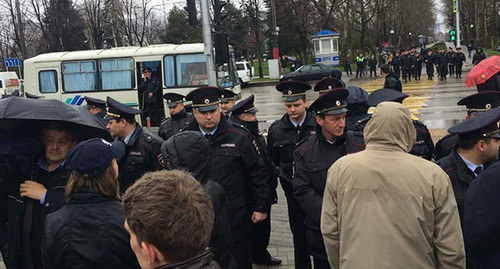 Участники и полицейские на акциив Краснодаре. 26 марта 2017 года. Фото очевидца, предоставленное "Кавказскому узлу" краснодарским штабом Навального Участники и полицейские на акциив Краснодаре. 26 марта 2017 года. Фото очевидца, предоставленное "Кавказскому узлу" краснодарским штабом Навального