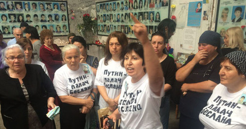 Участницы акции протеста в спортзале школы №1 в сентябре 2016 года. Фото: Диана Хачатрян http://www.president-sovet.ru/
Участницы акции протеста в спортзале школы №1 в сентябре 2016 года. Фото: Диана Хачатрян http://www.president-sovet.ru/